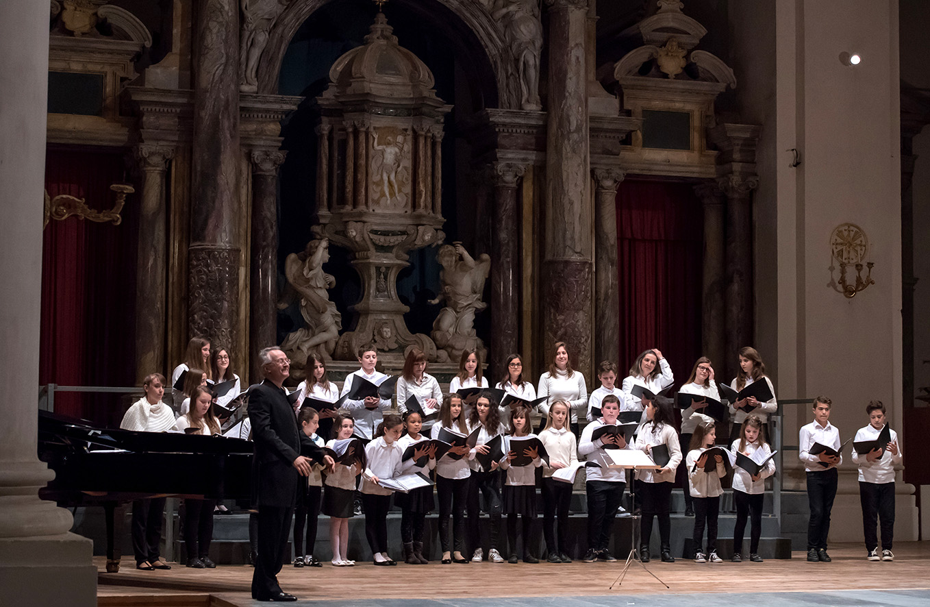 il-coro-di-voci-bianche-dellaccademia-chigiana-alla-micat-in-vertice