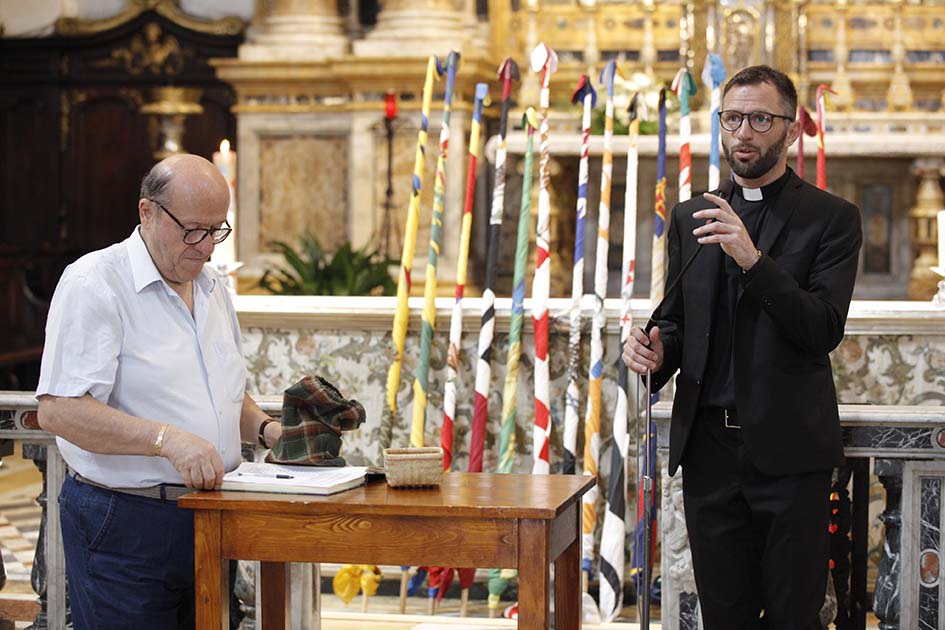 estrazione-delle-bandiere-delle-contrade-in-provenzano