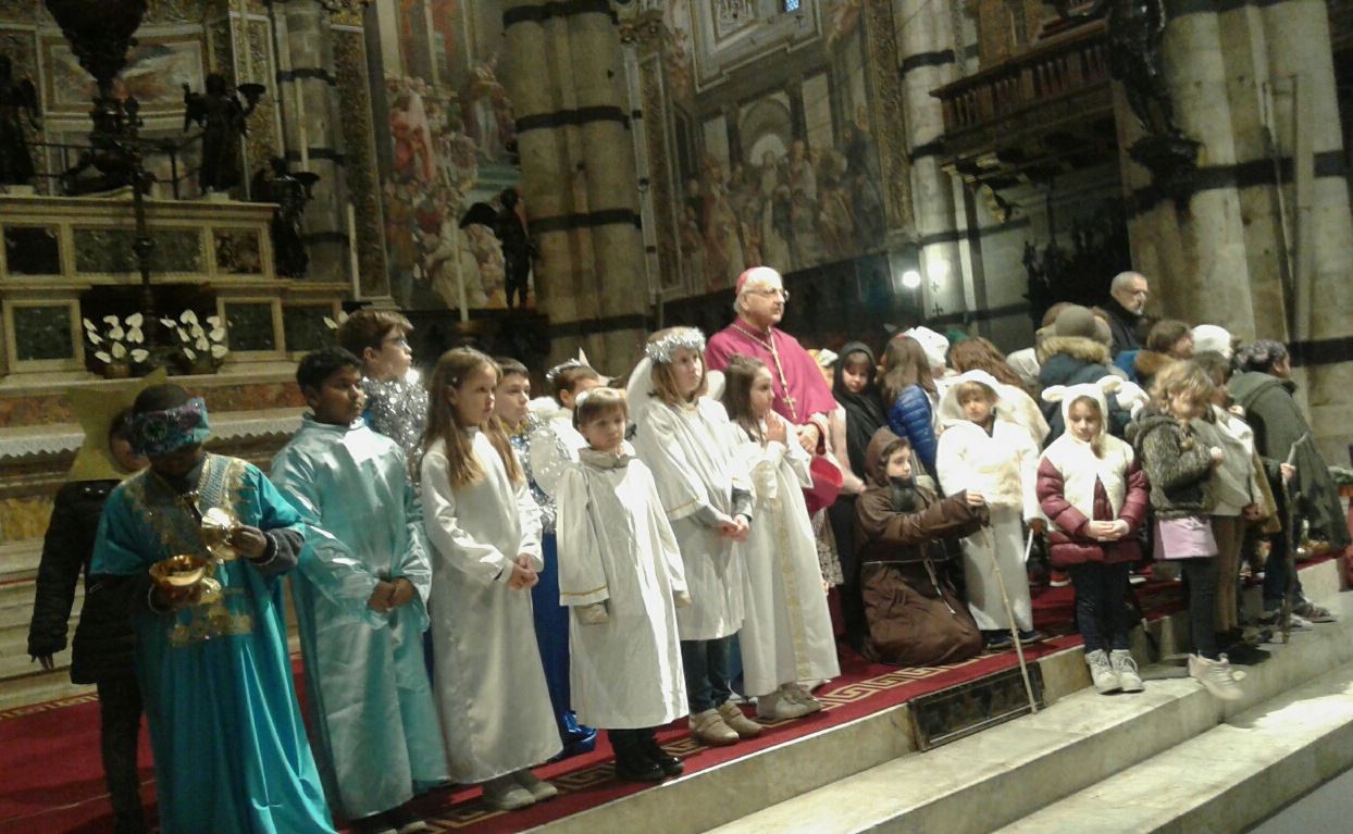 larcivescovo-ha-incontrato-i-bambini-per-gli-auguri-di-natale