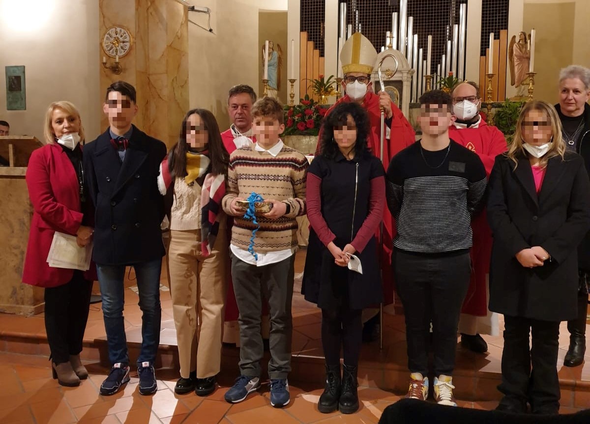 la-carita-senza-confini-della-chiesa-di-siena-colle-di-val-delsa-montalcino-donato-un-cellulare-alla-famiglia-di-mustafa