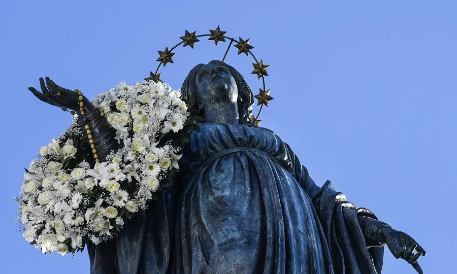 8-dicembre-Papa-Piazza-di-Spagna-900x600