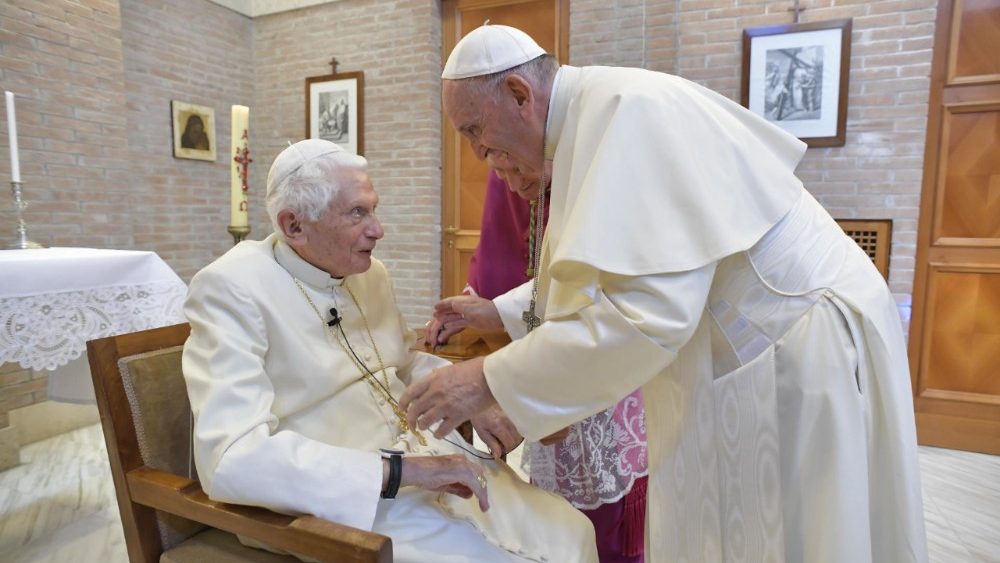 papa-francesco-preghiamo-per-benedetto-xvi-e-molto-malato-e-nel-silenzio-sostiene-la-chiesa