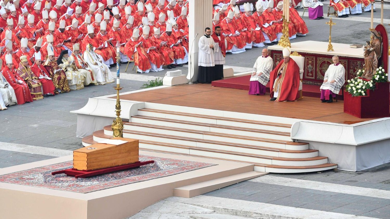 folla-a-san-pietro-per-lultimo-saluto-a-benedetto-xvi-presente-anche-il-card-lojudice