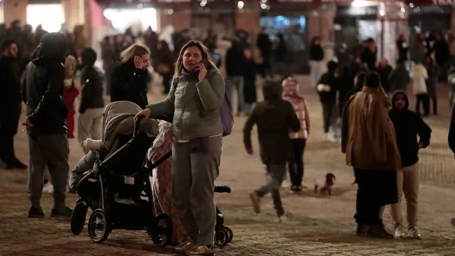 terremoto-a-siena-tutti-in-piazza-del-campo-foto-paolo-lazzeroni