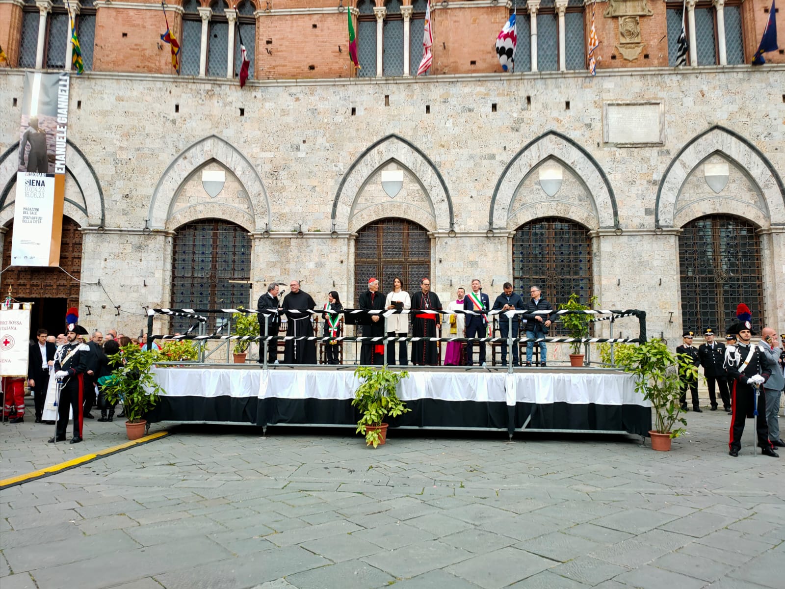 un-pomeriggio-intenso-con-lomaggio-floreale-a-s-caterina-la-messa-solenne-e-la-processione-a-piazza-del-campo