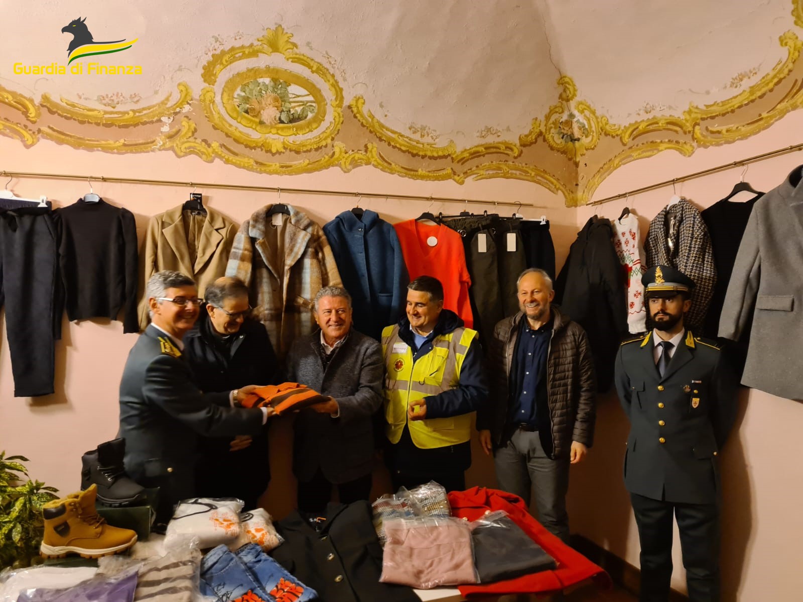 siena-la-procura-della-repubblica-e-la-guardia-di-finanza-donano-alla-caritas-diocesana-migliaia-di-capi-di-abbigliamento