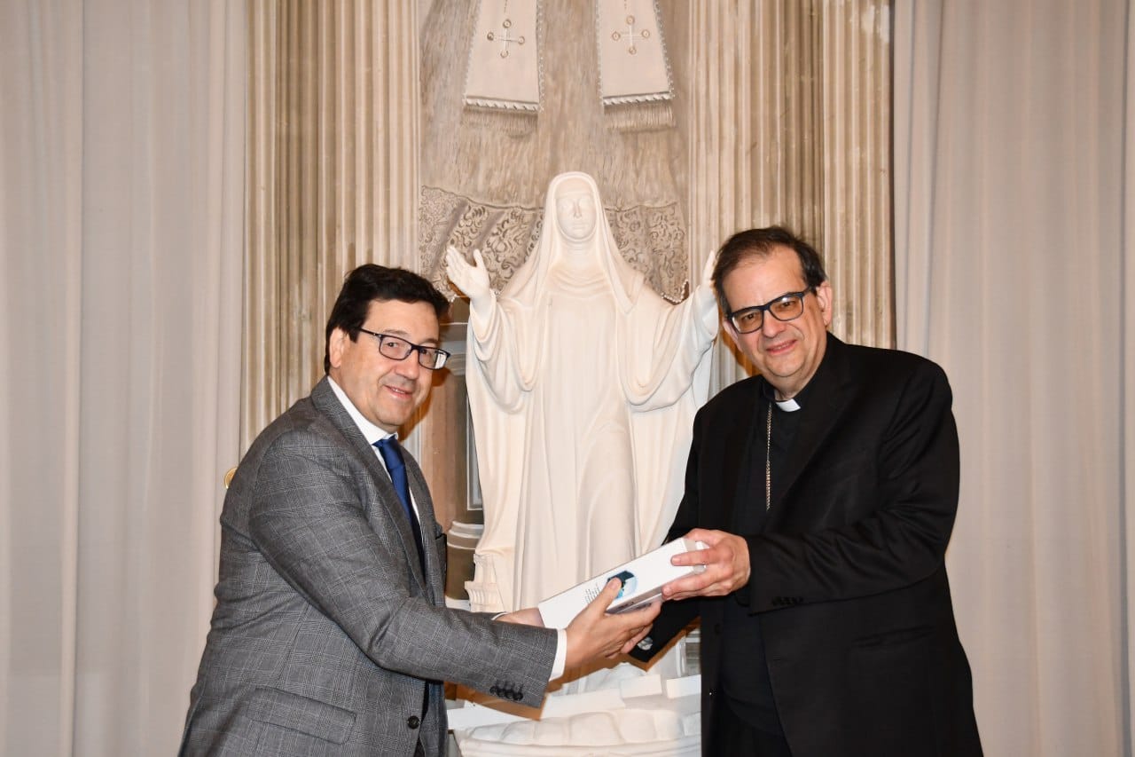 siena-il-questore-milone-ha-donato-due-ampolle-dellolio-di-capaci-al-card-lojudice