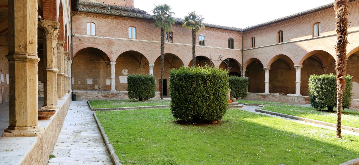 San_domenico_di_siena,_chiostro,_02