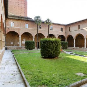 San_domenico_di_siena,_chiostro,_02