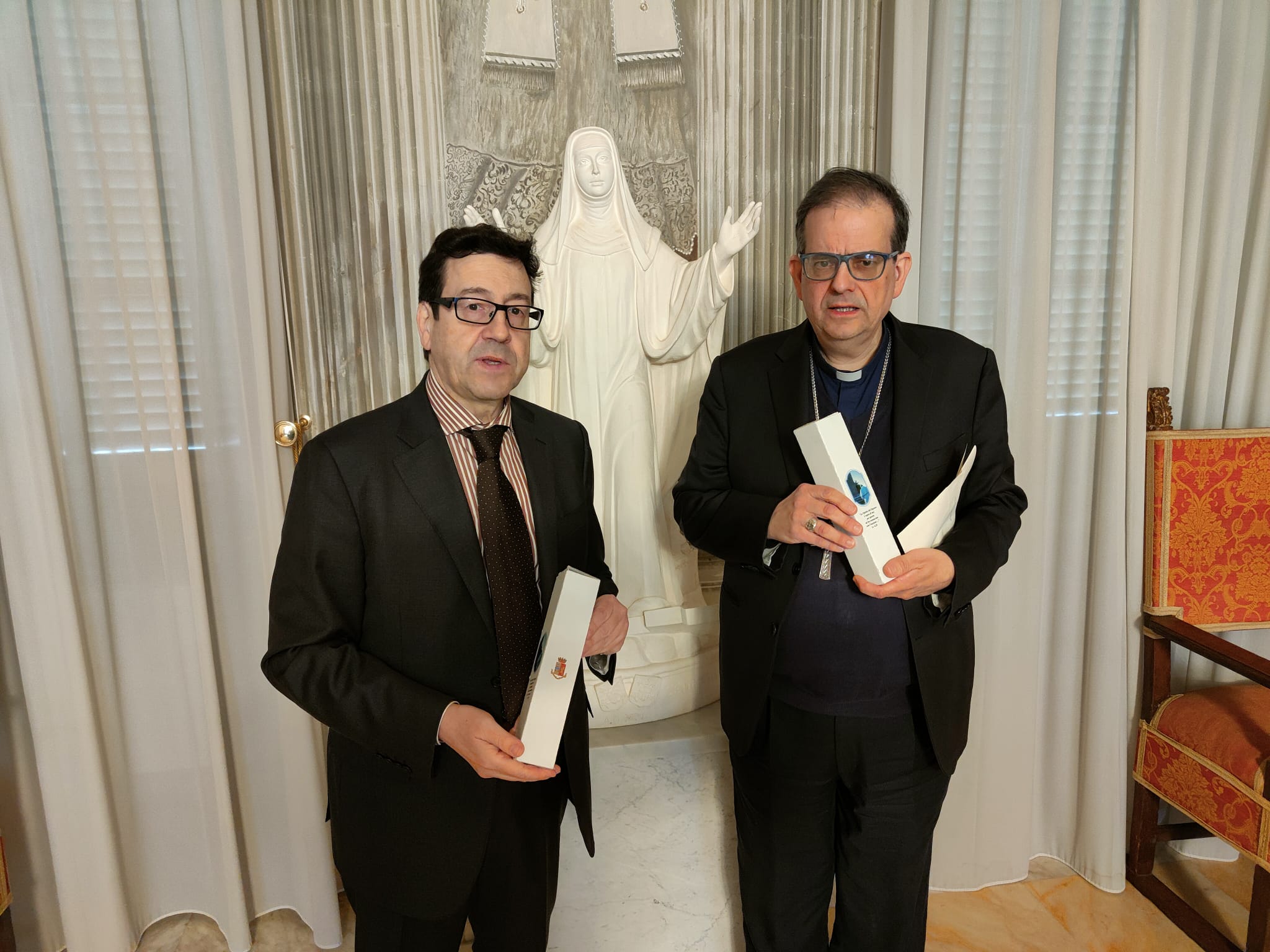 siena-il-questore-milone-ha-consegnato-al-card-lojudice-3-ampolle-con-lolio-di-capaci-a-32-anni-da-strage