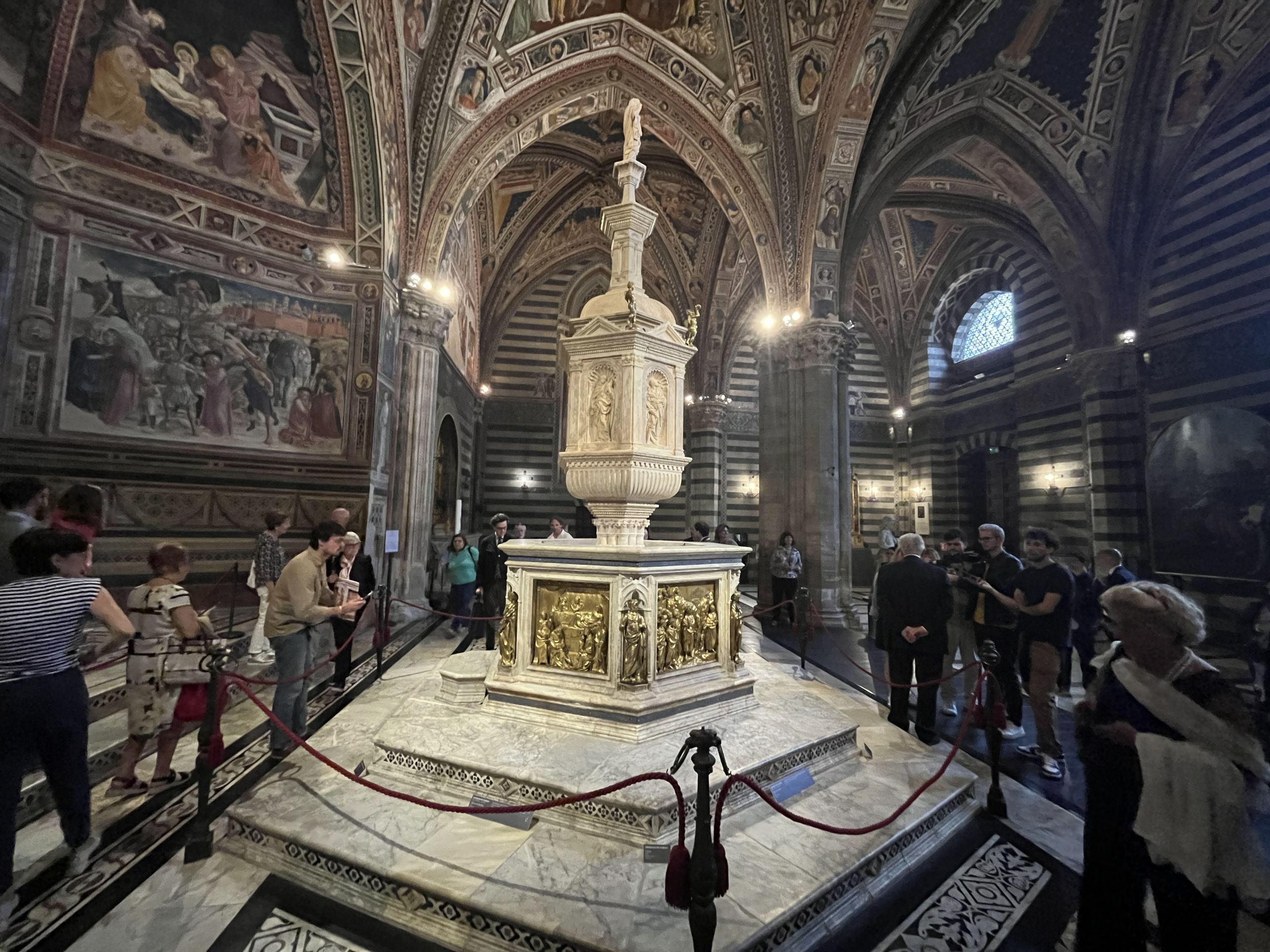 siena-torna-visibile-il-fonte-battesimale-del-duomo-capolavoro-di-donatello-ghiberti-e-jacopo-della-quercia