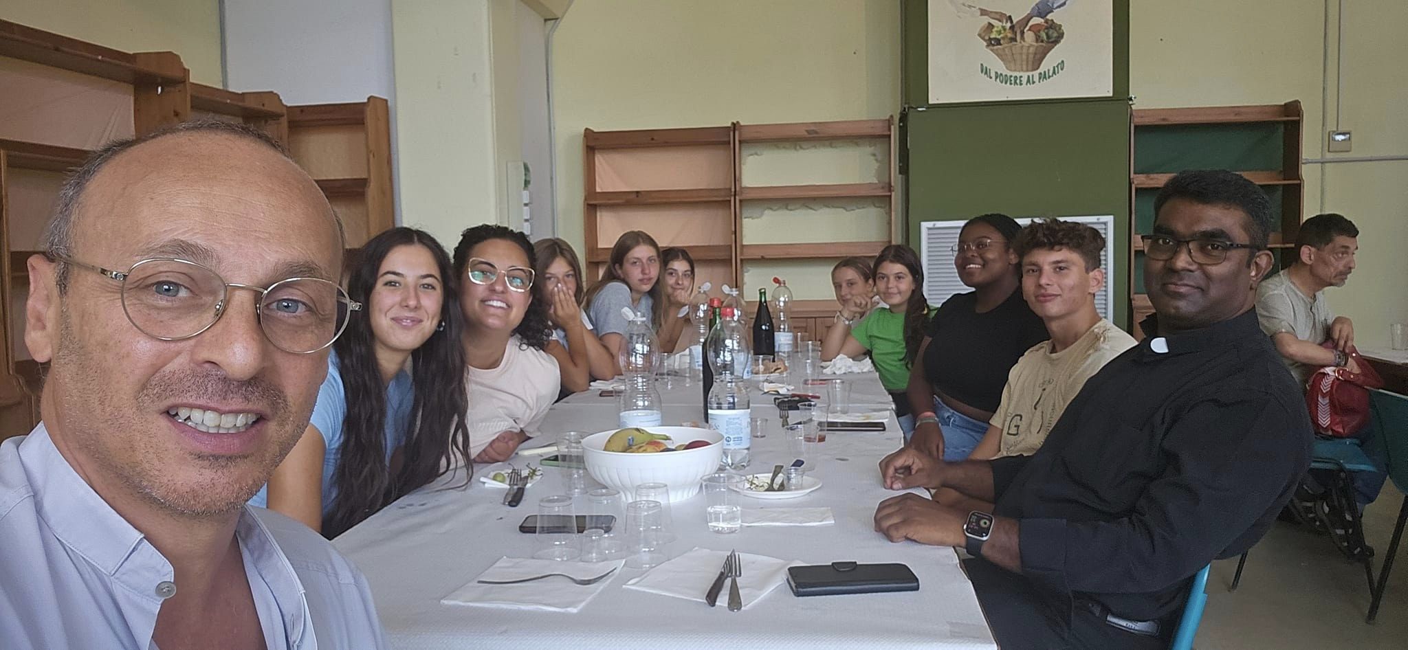 siena-e-sinalunga-un-ponte-ideale-allinsegna-della-solidarieta-i-giovani-di-s-martino-in-servizio-alla-mensa-caritas