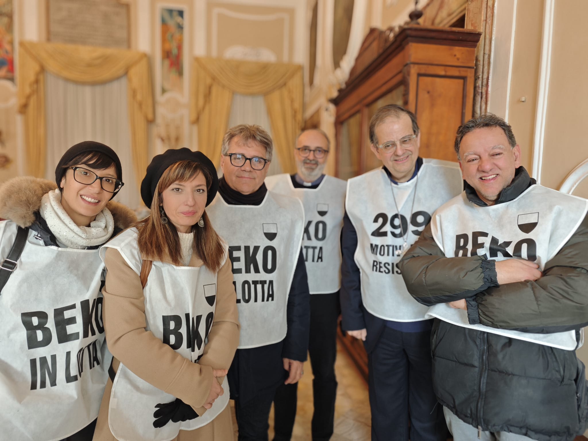siena-i-lavoratori-della-beko-accolti-dal-card-lojudice-che-indossa-la-pettorina-di-protesta