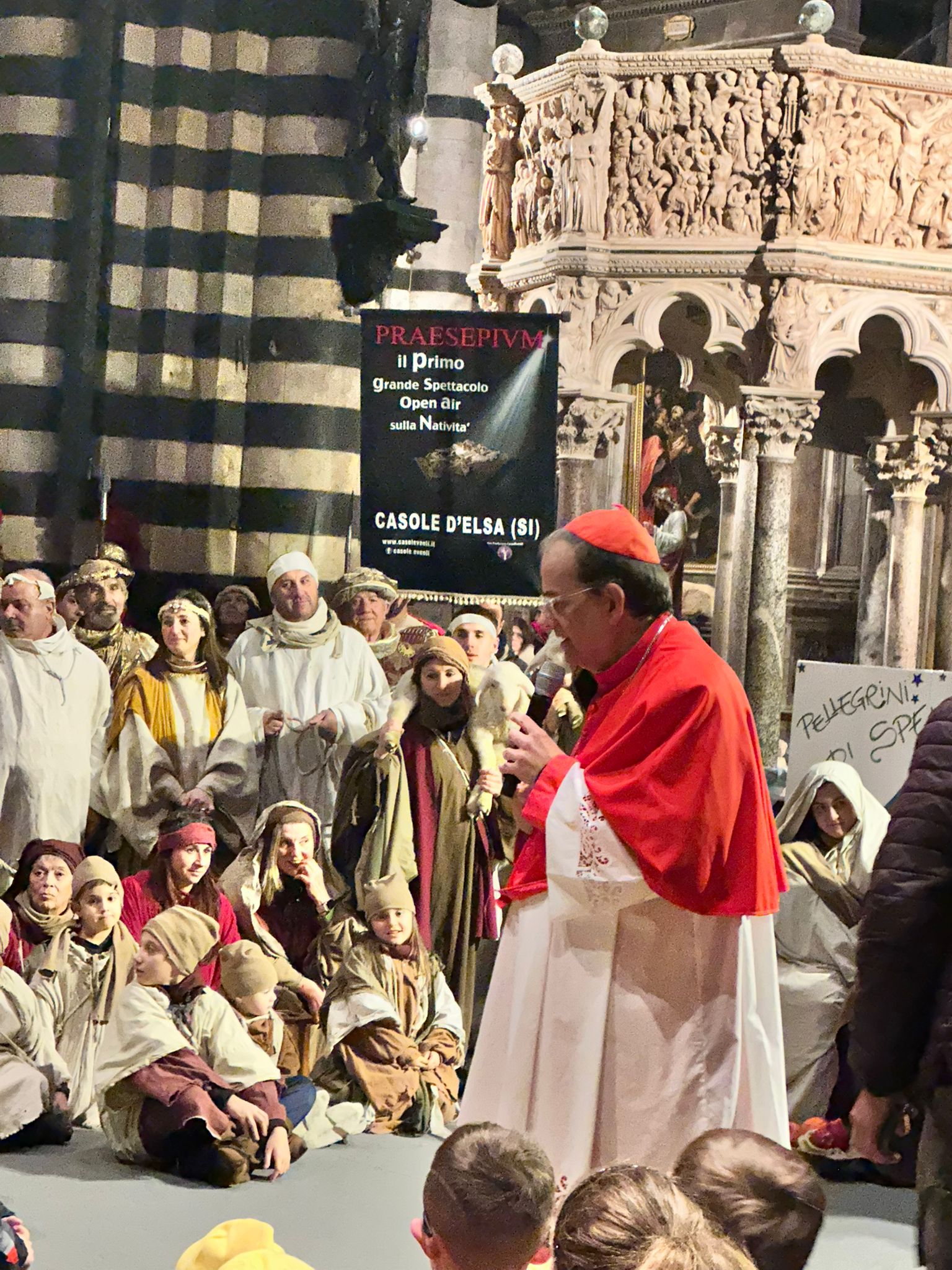 siena-oggi-gli-auguri-del-cardinale-ai-bambini-con-la-sorpresa-del-presepe-vivente-di-casole-delsa