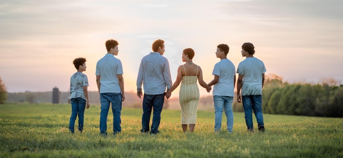 family-7157276_1280
