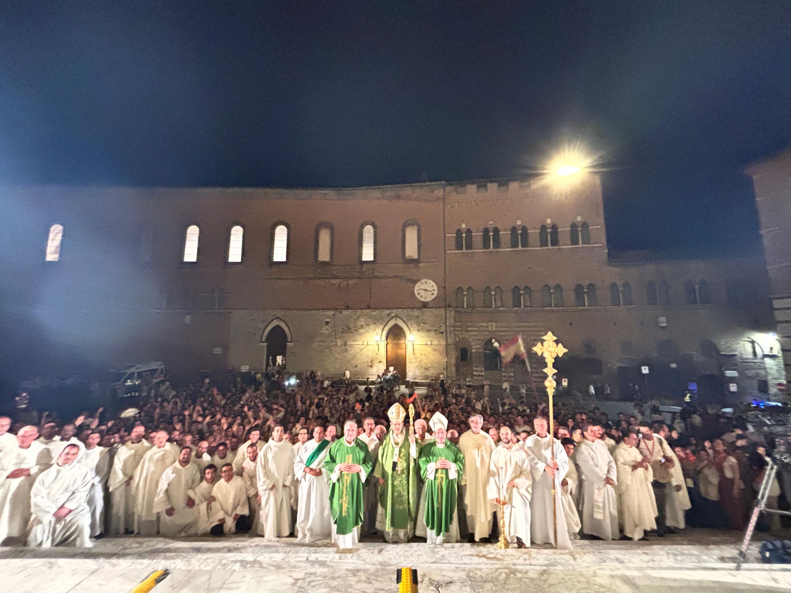 siena-ieri-sera-la-messa-del-card-lojudice-a-piazza-del-duomo-protagonisti-i-ragazzi-messaggeri-di-pace