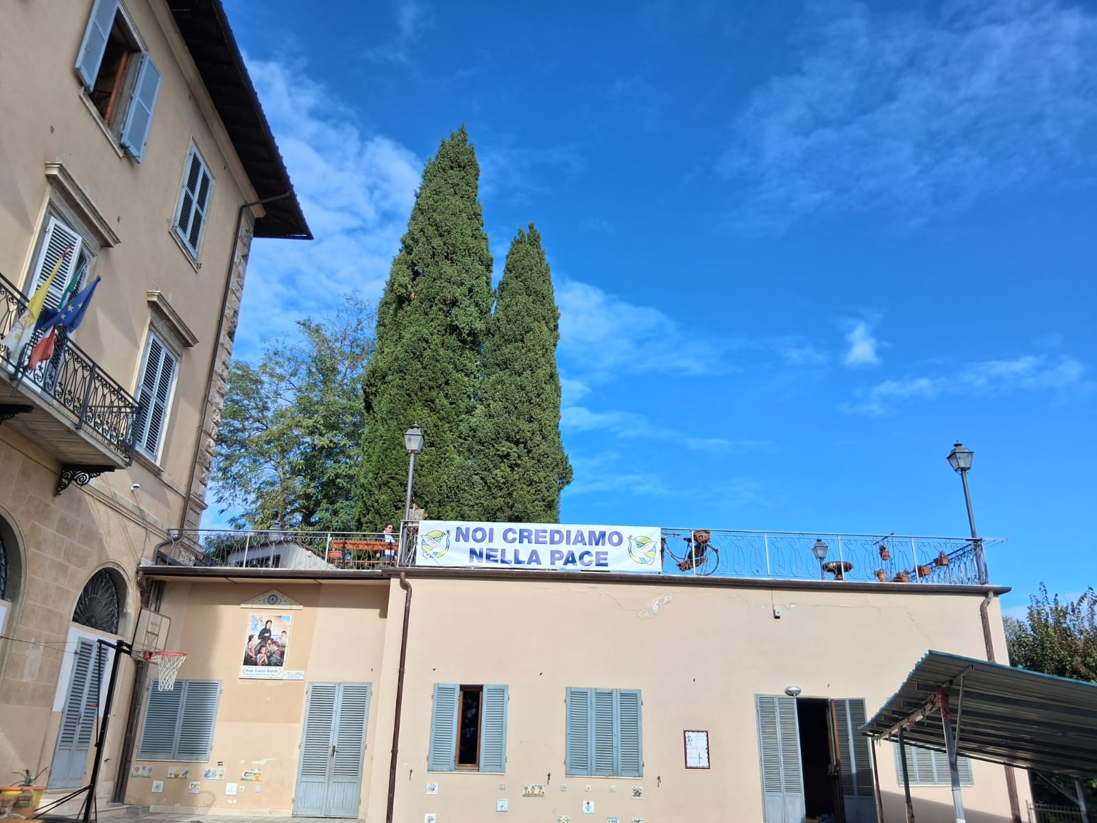 colle-di-val-delsa-le-scuole-materna-ed-elementare-ancelle-del-sacro-cuore-espongo-lo-striscione-noi-crediamo-nella-pace