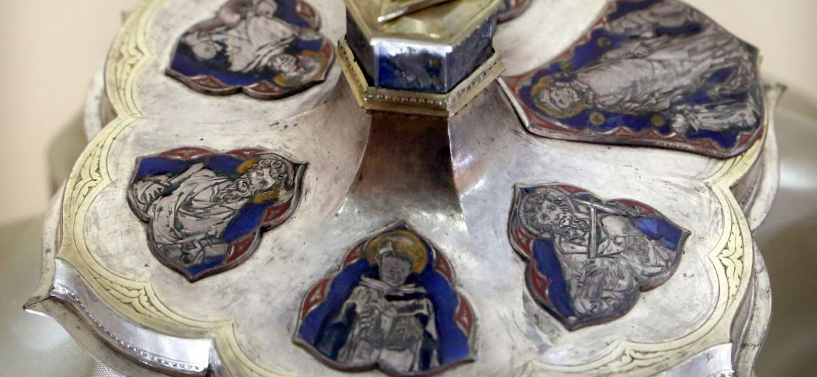 Orafi_senesi,_reliquiario_a_pisside_col_dito_di_san_cerbone,_in_argento_e_smalti,_1320-30_ca._02