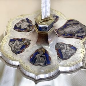 Orafi_senesi,_reliquiario_a_pisside_col_dito_di_san_cerbone,_in_argento_e_smalti,_1320-30_ca._02