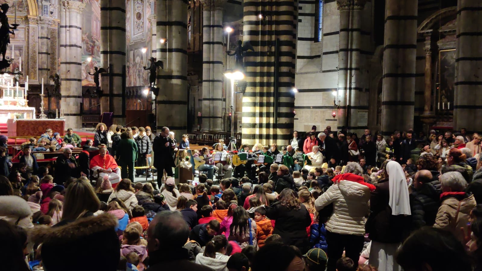 ieri-lincontro-del-card-lojudice-con-i-bambii-del-catechismo-di-siena-e-montepulciano