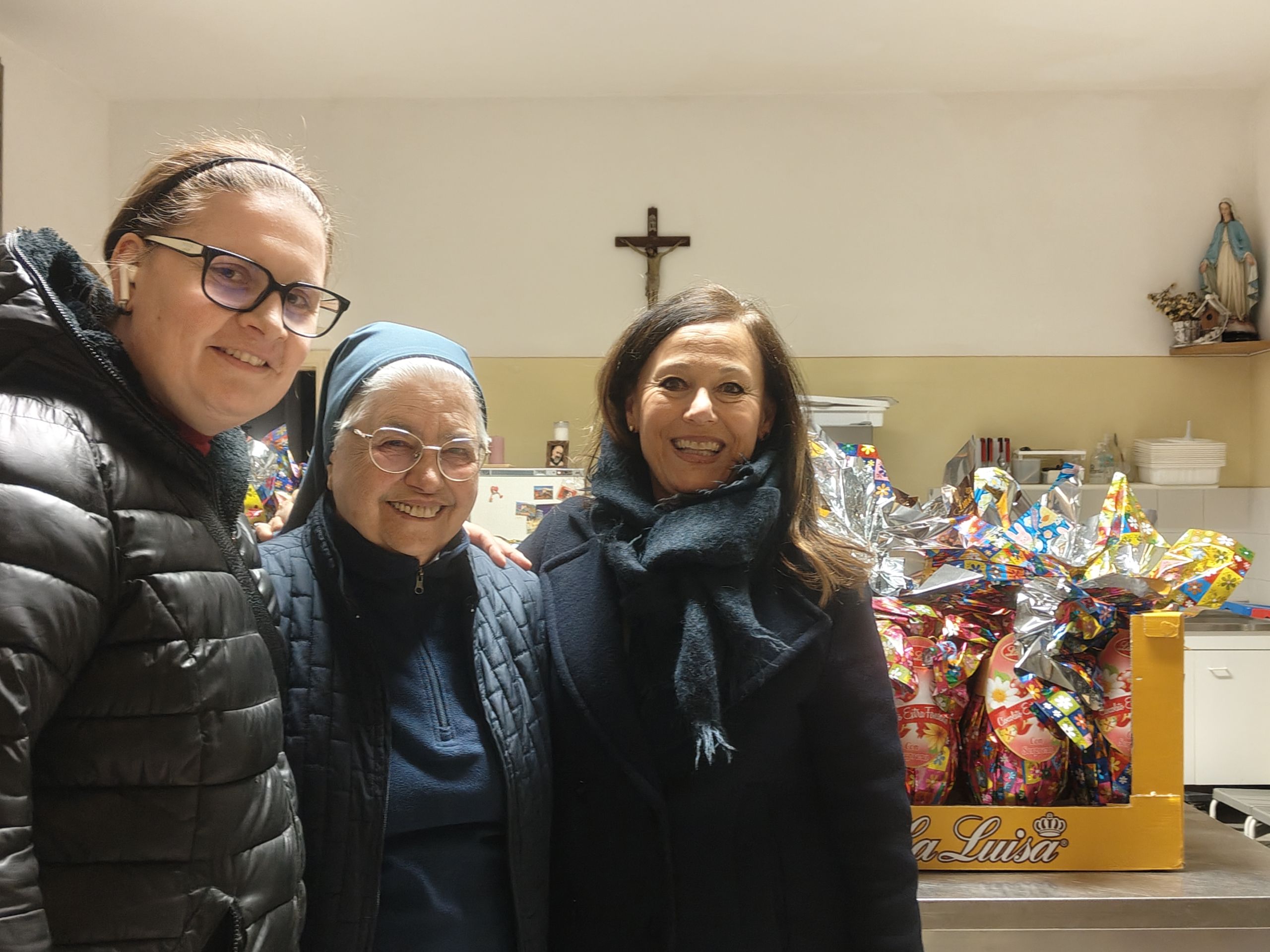 siena-lassociazione-il-manto-dona-le-uova-di-pasqua-alla-mensa-della-caritas