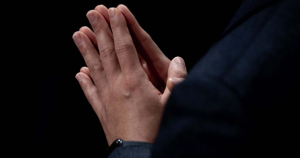 mani-giunte-preghiera-1024x683