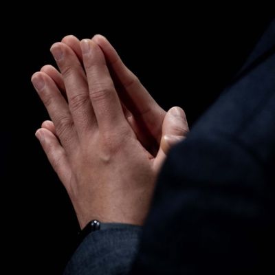 mani-giunte-preghiera-1024x683