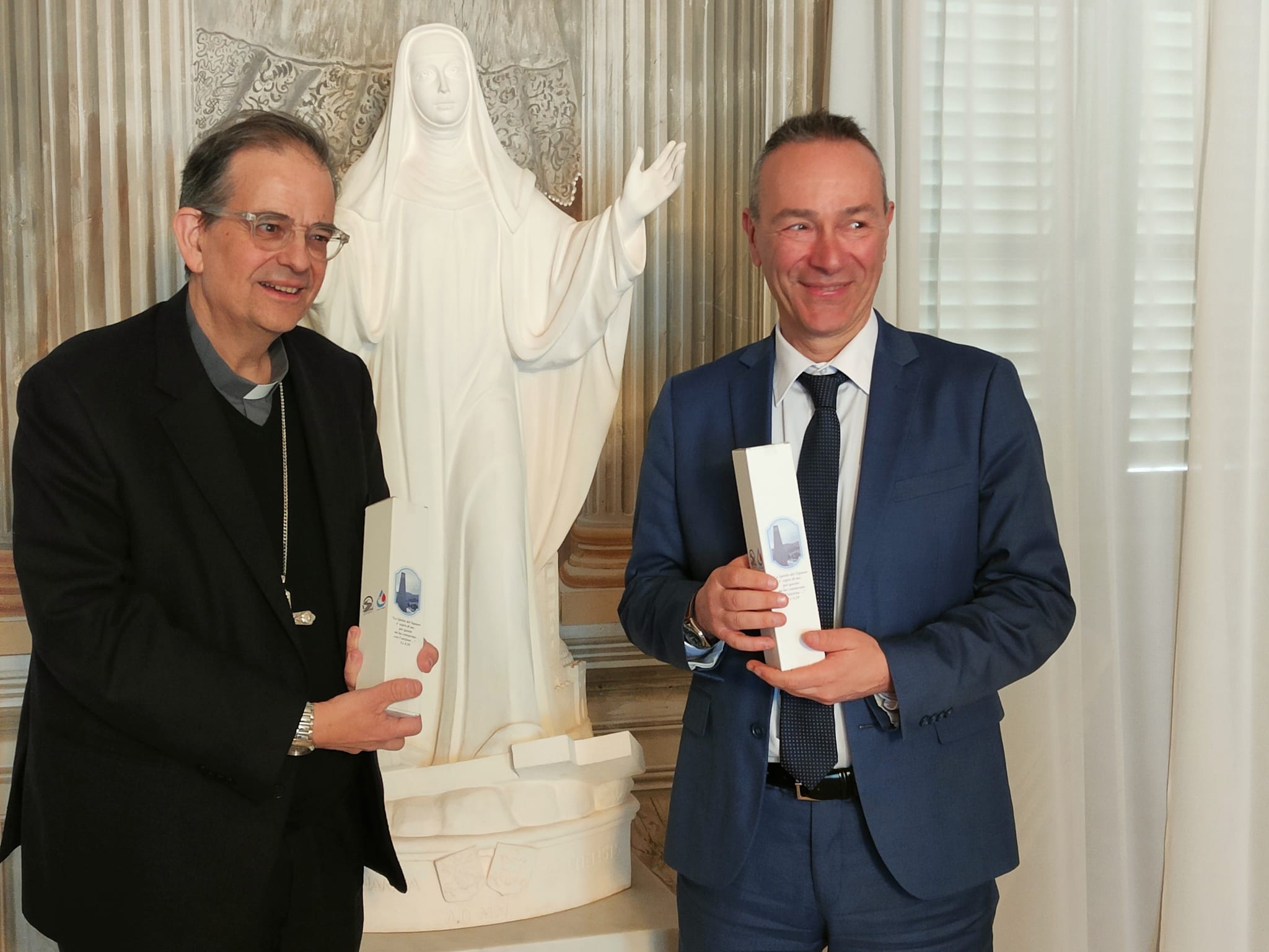il-questore-angeloni-ha-donato-due-ampolle-dellolio-di-capaci-al-card-lojudice