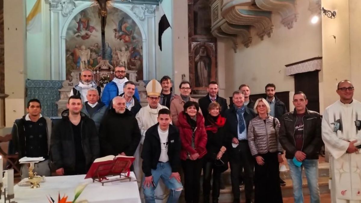 carcere-oggi-la-consegna-del-premio-teatrale-maurizio-costanzo-alla-casa-circondariale-di-siena-in-sala-il-card-lojudice