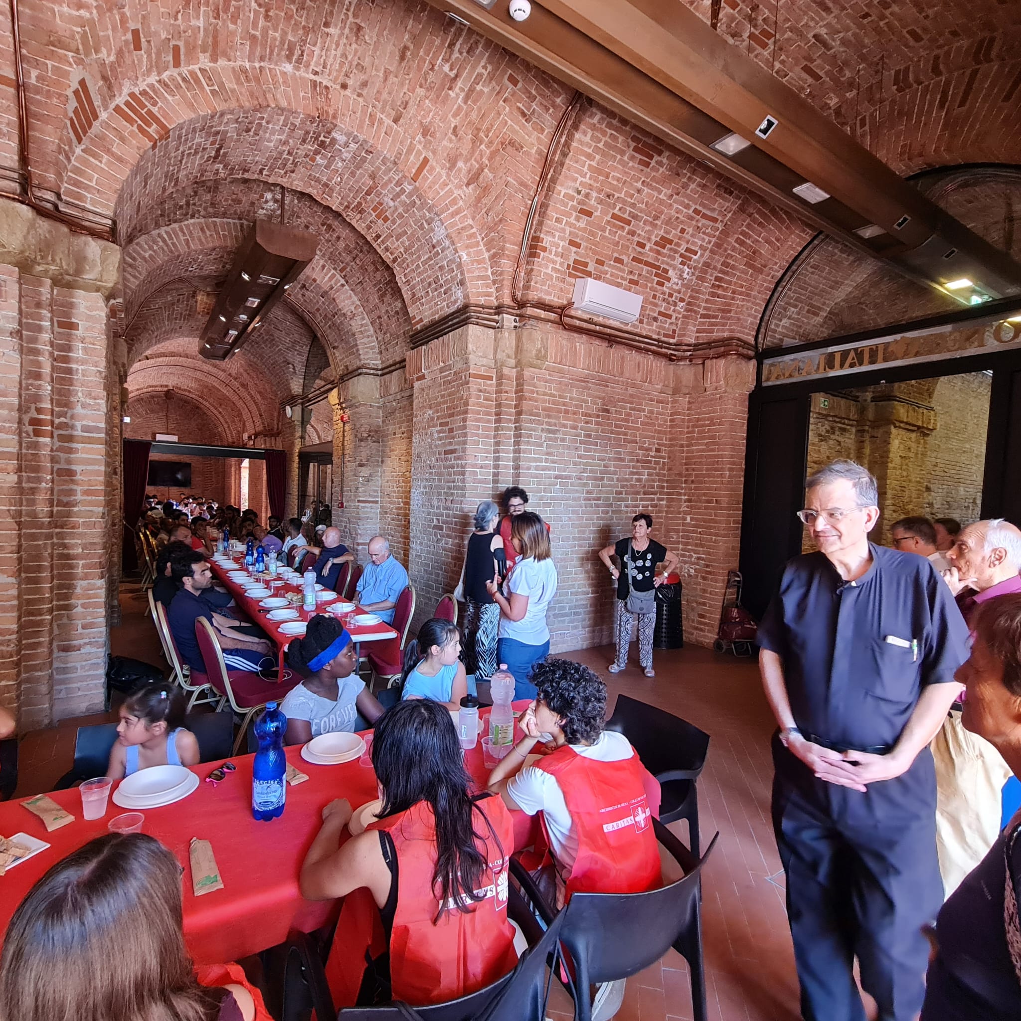 siena-allenoteca-italiana-una-giornata-dedicata-alla-solidarieta-con-la-caritas-diocesana-per-un-pranzo-di-condivisione-e-di-inclusione